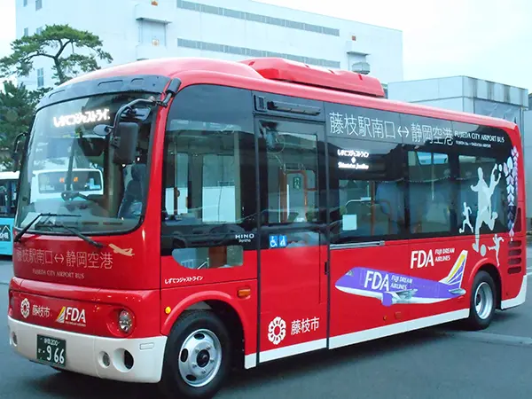 공항 정문 바로 앞에 위치한 시즈오카역 행 리무진 버스 승강장