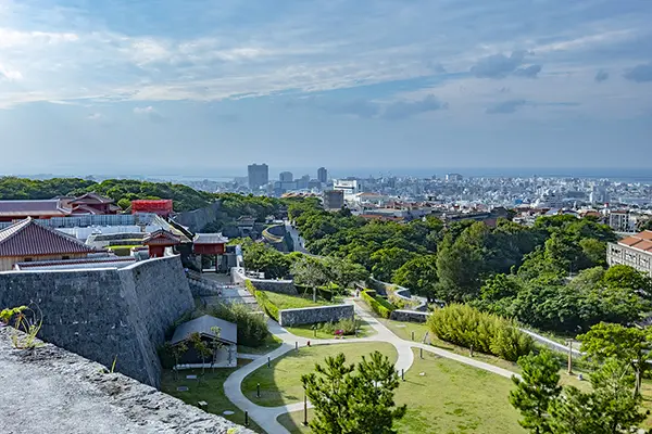 슈리성 공원의 푸른 녹음과 정돈된 산책로 전경