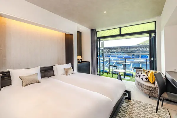 호텔 객실 발코니에서 축구 경기를 편안하게 직관하는 특별한 체험