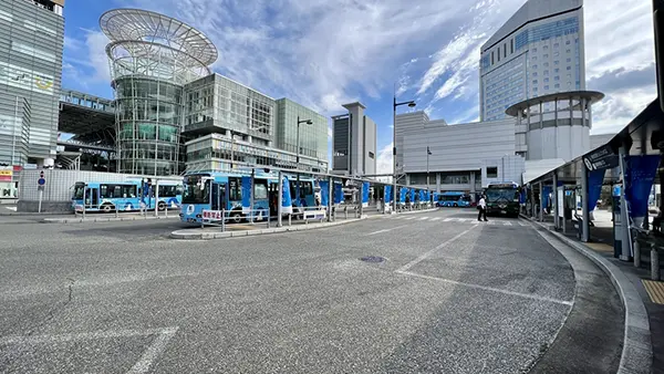 다카마쓰 공항 입구 바로 앞에 위치한 시내행 리무진 버스 승강장 전경