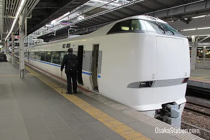 쾌적한 이동을 위한 일본의 특급 열차 썬더버드 실내 좌석