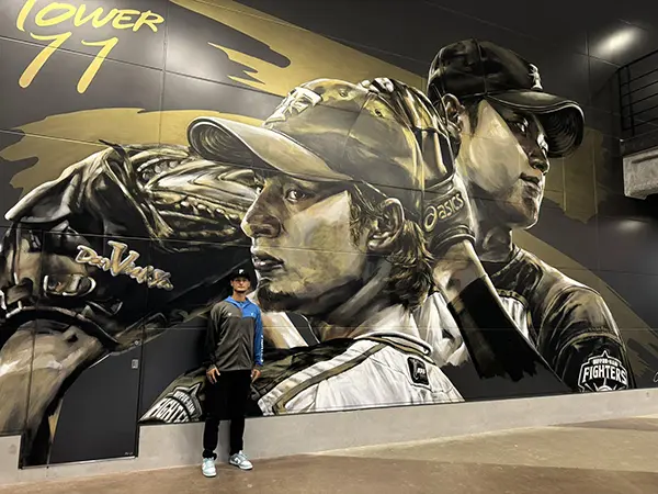 타워 11 외벽에 그려진 오타니 쇼헤이와 다르빗슈 유의 대형 벽화