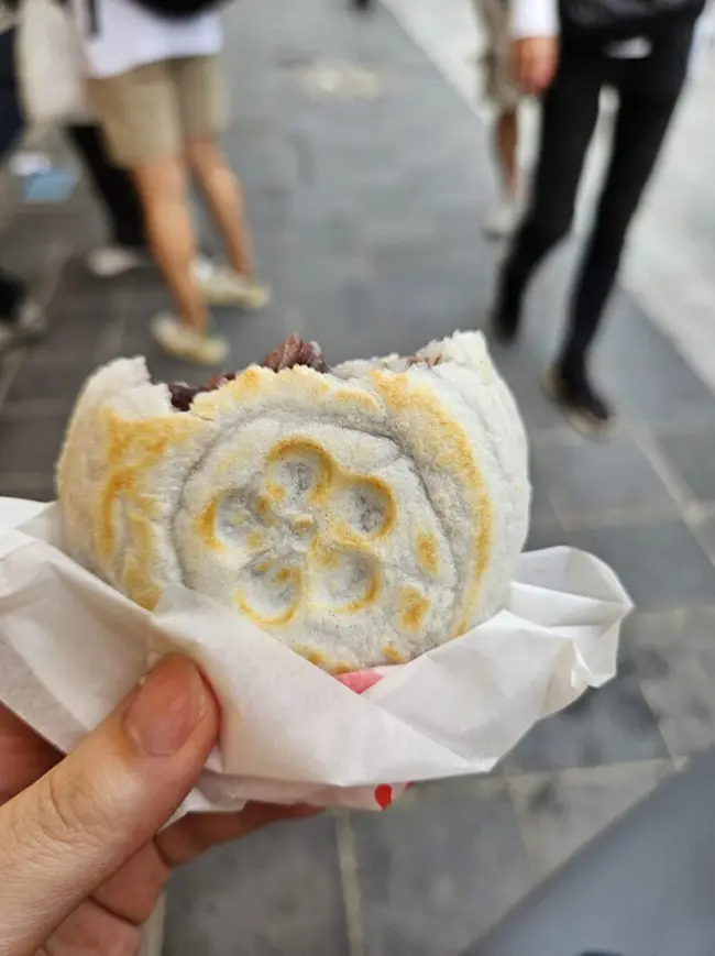 노릇노릇하게 구워지고 있는 다자이후 명물 우메가에 모찌