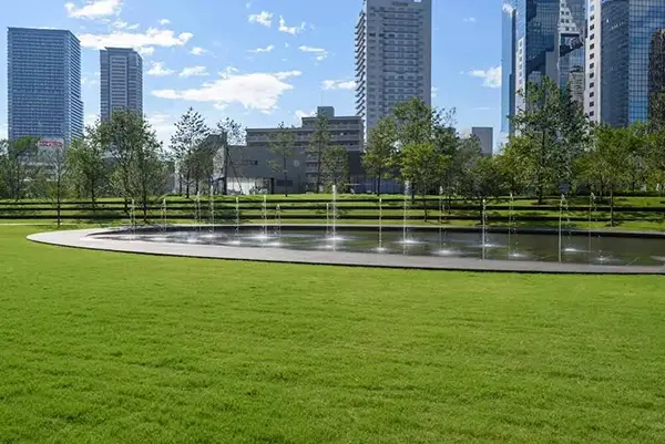 시원하게 쏟아지는 분수와 계단식 폭포가 어우러진 우메키타 공원의 스텝 플라자