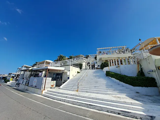 푸른 바다를 배경으로 계단식으로 펼쳐진 우미카지테라스의 웅장한 전경