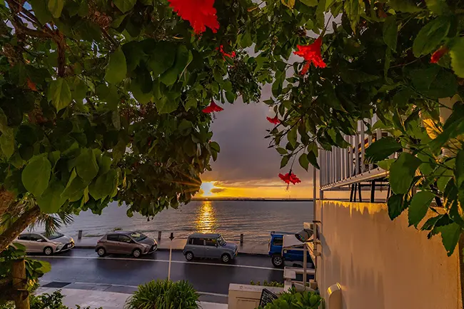 수평선 너머로 해가 지며 황금빛으로 빛나는 우미카지테라스의 일몰