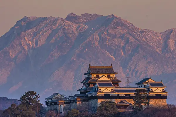 높은 곳에서 바라본 마쓰야마 시내의 고요한 야경