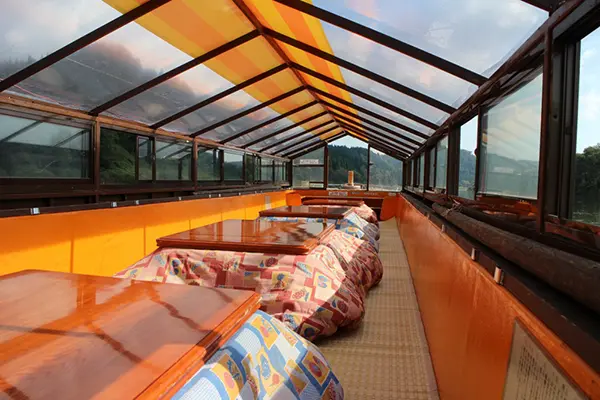 이불 아래 다리를 넣고 따뜻하게 뱃놀이를 즐기는 겨울 한정 코타츠 보트