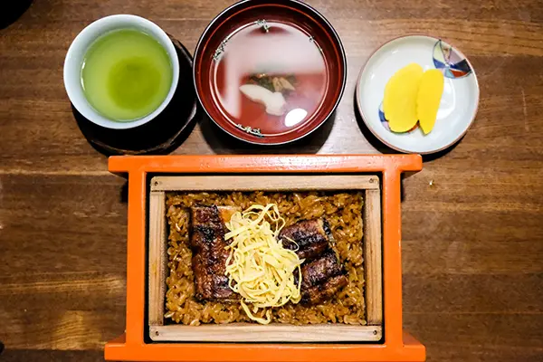 대나무 찜통에 정갈하게 담긴 야나가와 정통 장어 찜 덮밥 세이로무시