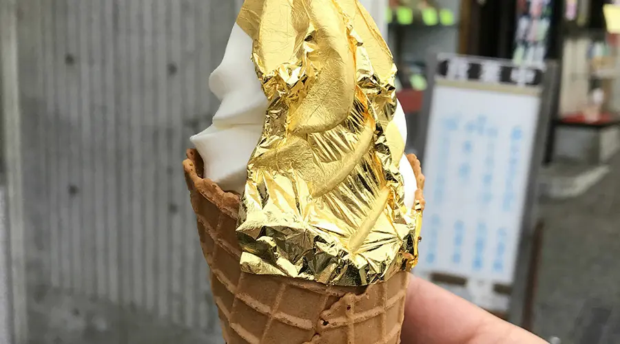 가나자와 명물, 얇은 금박 한 장이 통째로 올라간 금박 소프트아이스크림