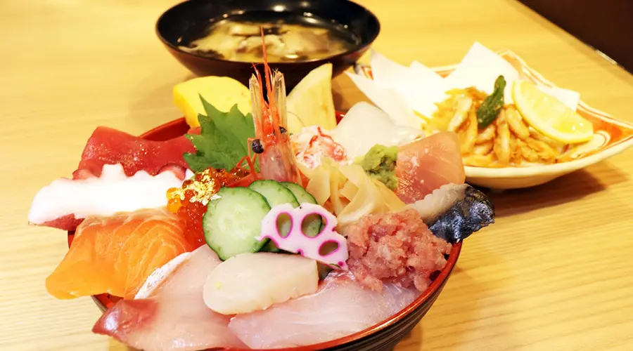 오미초 시장의 신선한 해산물이 가득 올라간 카이센동