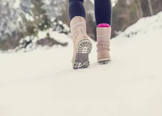 눈 덮인 홋카이도 거리를 걷는 사람들의 신발과 미끄럼 방지 장비