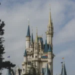 해피 엔트리로 입장 시 촬영하기 좋은 도쿄 디즈니랜드 신데렐라 성의 모습