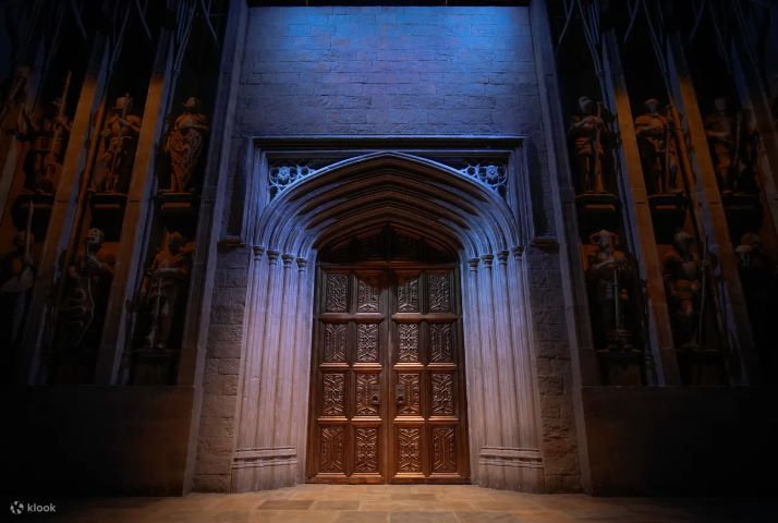 영화에 등장하던 웅장한 호그와트 문을 통과해 눈 앞에 펼쳐지는 마법 세계