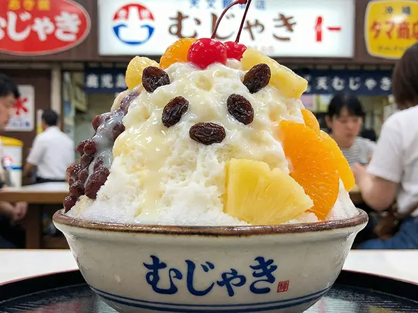 다양한 과일 토핑이 올라간 가고시마 명물 시로쿠마 빙수