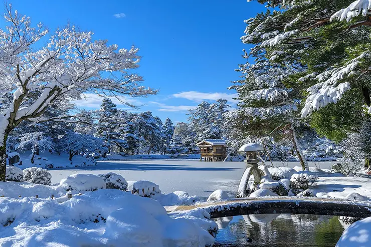 설경 속을 달리는 호쿠리쿠 신칸센 카가야키 호의 모습