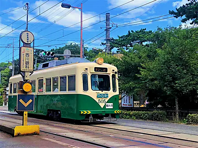 오사카 거리를 달리는 친친덴샤