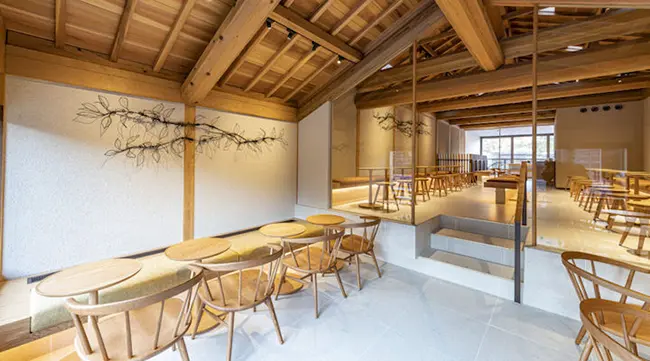 Kitano Ijinkan Starbucks interior retro atmosphere antique furniture
