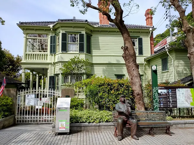 Moegi no Yakata light green house exterior garden