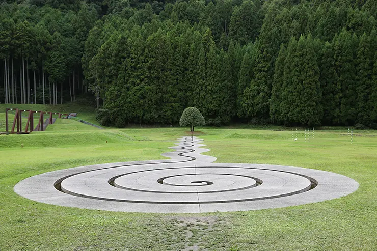 무로우 예술의 숲의 상징인 나선형 수로 클로즈업 사진