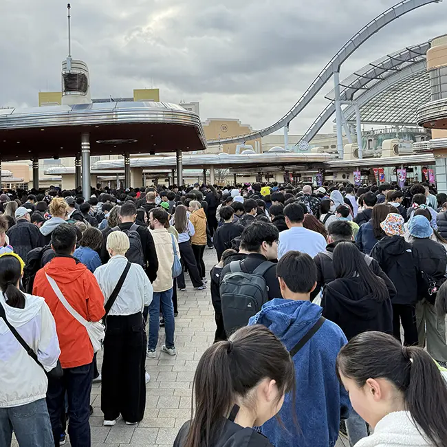 USJ 입구 - 성수기에는 오픈 전부터 긴 줄이 생겨요