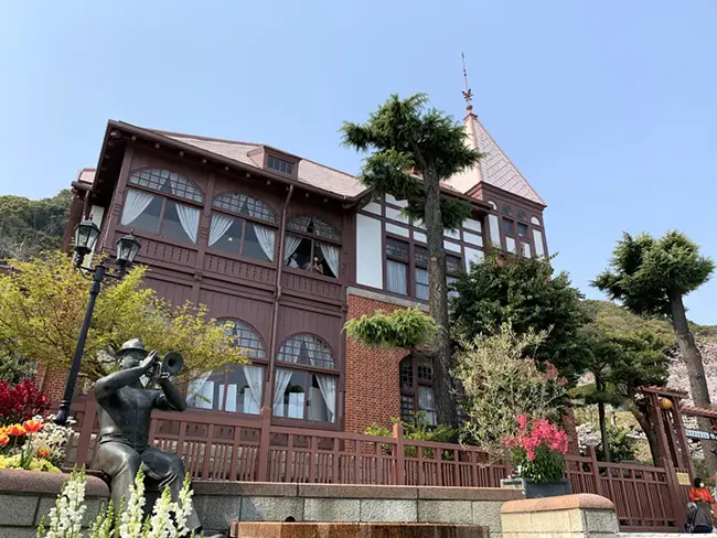 Weathercock House Kazamidori no Yakata brick building