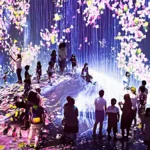 작품들이 공간 경계 없이 흐르고 변화합니다.