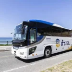 하카타역 로손 편의점 앞, 설레는 마음으로 버스에 탑승하는 여행객들. 편안한 전용 버스가 기다리고 있습니다.