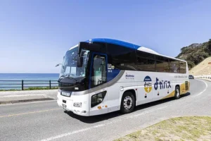 하카타역 로손 편의점 앞, 설레는 마음으로 버스에 탑승하는 여행객들. 편안한 전용 버스가 기다리고 있습니다.