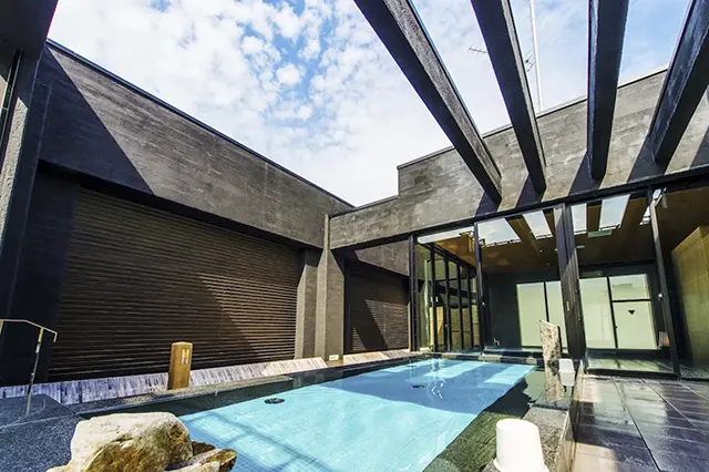 칸데오 호텔즈 후쿠오카 텐진 루프탑 스카이스파 노천탕 텐진역 도보 4분 쇼핑 최적 위치 후쿠오카 호캉스 추천 3 하늘이 보이는 시원한 개방감의 노천탕