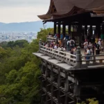 교토의 랜드마크인 기요미즈데라(청수사). 오르막길을 한참 걸어 올라가야 해서, 체력이 뒷받침되지 않으면 도착 전부터 지치게 됩니다.