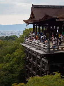 교토의 랜드마크인 기요미즈데라(청수사). 오르막길을 한참 걸어 올라가야 해서, 체력이 뒷받침되지 않으면 도착 전부터 지치게 됩니다.