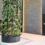 숲속을 테마로 한 신비로운 호텔 로비