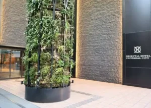 숲속을 테마로 한 신비로운 호텔 로비