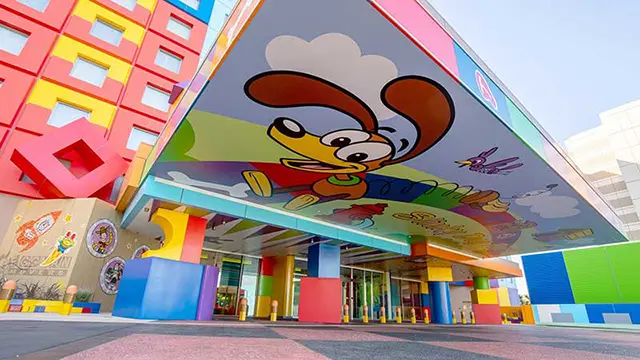 가족 여행객에게 압도적인 인기를 누리는 디즈니 토이스토리 호텔. 공식 호텔에 묵으면 일반인 입장 15분 전 파크에 들어가는 '해피 엔트리' 티켓을 받습니다.