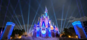 낮의 퍼레이드와 신데렐라 성은 디즈니랜드의 상징. 하지만 인기 어트랙션 대기 줄에서 오전을 다 허비했다면 기진맥진해서 이를 제대로 즐길 수 없습니다.