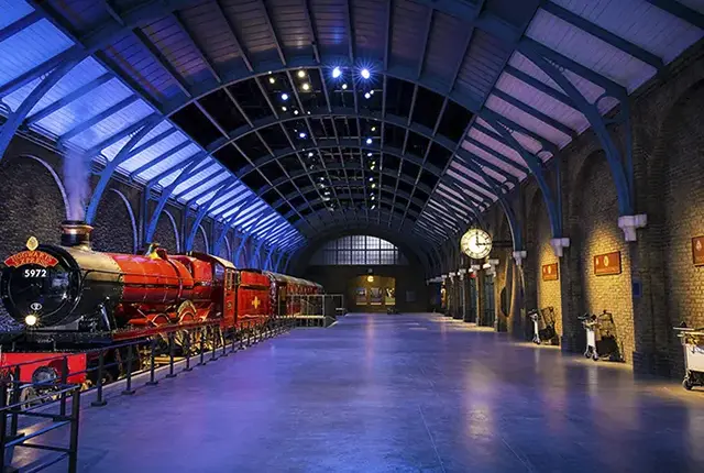 도쿄 해리포터 스튜디오 공홈 매진 대비 우회 예약 가이드 및 도쿄 서브웨이 패스 패키지 4 스튜디오 관람의 꽃, 9와 3/4 역의 호그와트 특급열차. 지팡이 소품을 준비해 가면 인생 셀카를 수백 장 소장할 수 있습니다.