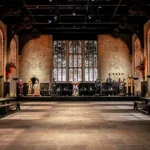 스튜디오 입장 시 가장 먼저 압도되는 연회장 세트장. 이곳에 들어서기 위해선 시간을 지정한 사전 예약 티켓 확보가 최우선 과제입니다.