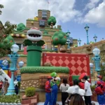 인산인해를 이루는 슈퍼 닌텐도 월드 입구. 확약권이 없다면 이 구역 자체에 입장할 수 없습니다.