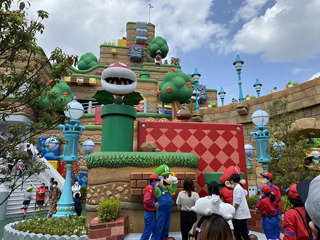 오사카 유니버셜 스튜디오 재팬(USJ) 익스프레스 4 종류 세부 비교 및 닌텐도 월드 확약권 예약 꿀팁 1 인산인해를 이루는 슈퍼 닌텐도 월드 입구. 확약권이 없다면 이 구역 자체에 입장할 수 없습니다.