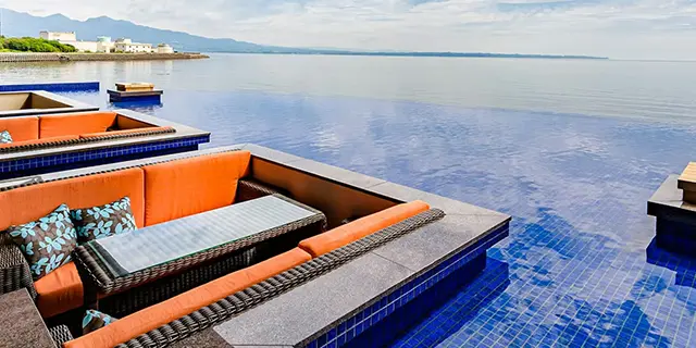 유후인에 숲과 아늑함이 있다면 벳푸에는 압도적 스케일의 지평선과 바닷바람을 맞는 오션뷰 모던 스파 료칸(리조트) 군락이 호위를 펼칩니다