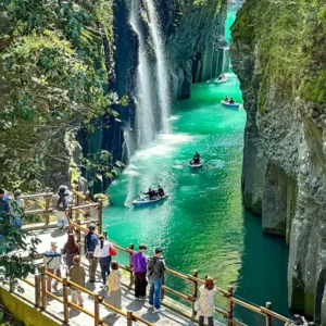 양쪽으로 솟아오른 거대한 주상절리 기암괴석 사이로 떨어지는 마나이 폭포수를 헤치며, 나룻배 노를 직접 젓는 체험은 규슈 전체를 통틀어 가장 이국적인 액티비티입니다