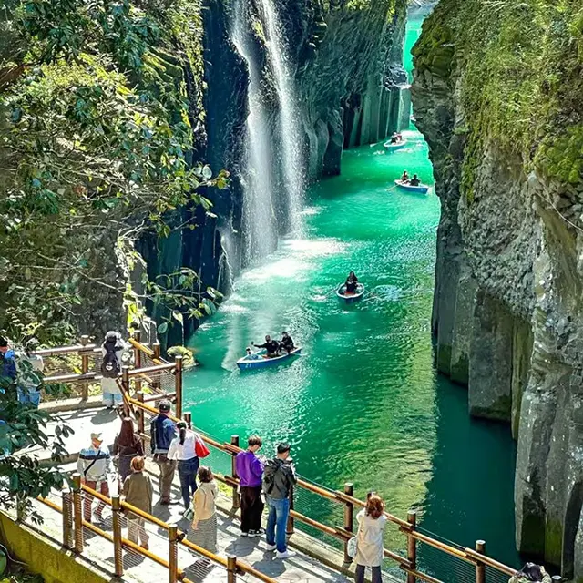 후쿠오카 출발 다카치호 협곡 보트 예약 & 아소산 프리미엄 소규모 버스 당일 투어 1 양쪽으로 솟아오른 거대한 주상절리 기암괴석 사이로 떨어지는 마나이 폭포수를 헤치며, 나룻배 노를 직접 젓는 체험은 규슈 전체를 통틀어 가장 이국적인 액티비티입니다