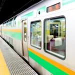 클룩 바우처를 들고 역에 도착하면 사진과 같은 지정석 티켓 발권기에서 QR 스캔 한 방으로 복잡한 철자 입력 없이 표를 교환할 수 있습니다