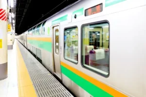 클룩 바우처를 들고 역에 도착하면 사진과 같은 지정석 티켓 발권기에서 QR 스캔 한 방으로 복잡한 철자 입력 없이 표를 교환할 수 있습니다