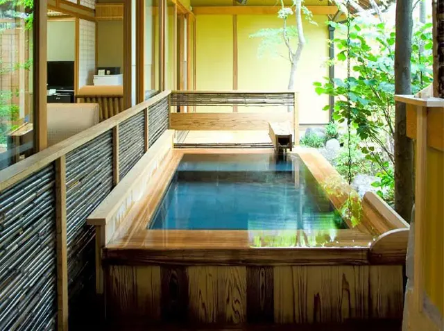 남들의 시선을 의식하지 않고 원할 때마다 풍덩 몸을 던질 수 있는 객실 내 딸린 프라이빗 개인 노천탕은 하이엔드 료칸의 가장 첫 번째 조건입니다