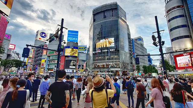 웅장한 수직형 구리통이 돋보이는 나카메구로 스타벅스 리저브 로스터리 내부