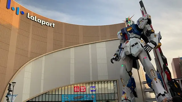 1:1 scale RX-93ff v Nu Gundam statue at Lalaport Fukuoka