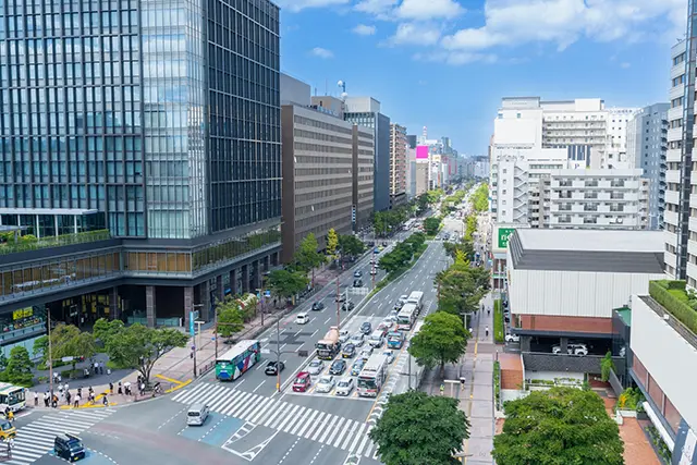 항상 많은 쇼퍼들과 여행자들로 활기가 넘치는 텐진 파르코 백화점 내부 전경