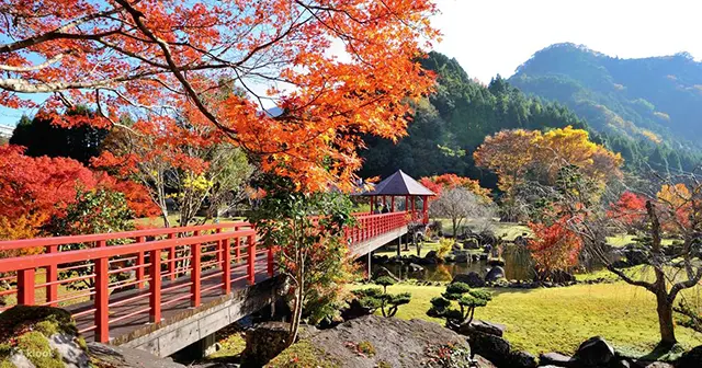 이토시마 런던 버스 카페의 빨간 2층 버스와 바다 배경